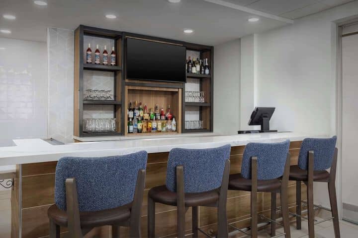Lounge 33 of 41